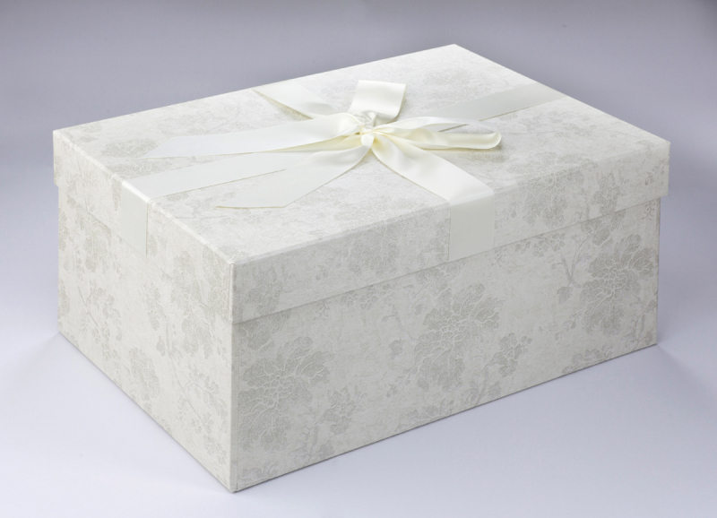 Die Brautkleidbox Silver Flowers passt perfekt zu jedem Hochzeitskleid.